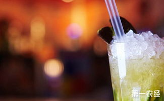 猛喝冷饮诱发肠炎和头疼，医生提醒 夏日防暑更需防寒