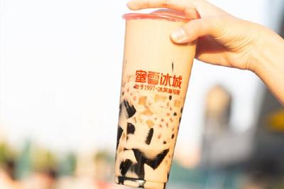 冰爽一夏！蜜雪冰城最值得尝试的五款冷饮奶茶推荐